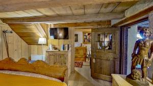 Televízia a/alebo spoločenská miestnosť v ubytovaní Ca' Scocc, antica casa di montagna in Valsesia