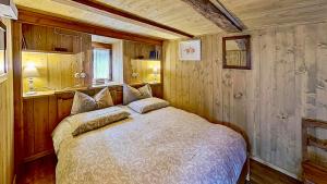 Posteľ alebo postele v izbe v ubytovaní Ca' Scocc, antica casa di montagna in Valsesia