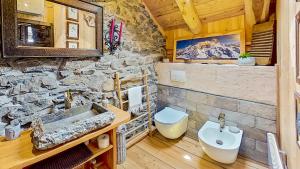 Kúpeľňa v ubytovaní Ca' Scocc, antica casa di montagna in Valsesia