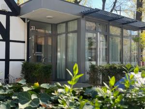 MettingenGlashaus mit 3 Gästezimmer的有很多窗户的房子