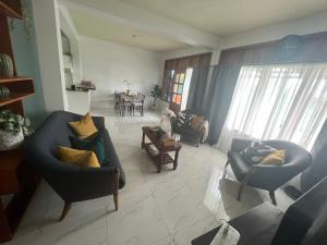 - un salon avec deux chaises et un canapé dans l'établissement “Marley’s Home“, à Lautoka