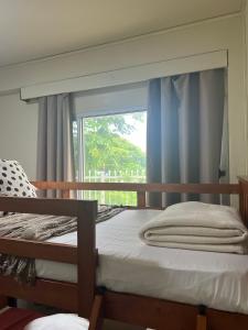 una camera con letto e finestra con vista di “Marley’s Home“ a Lautoka
