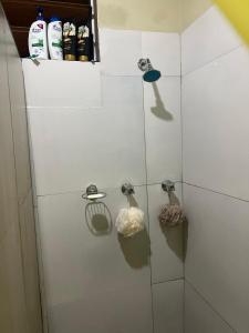 La salle de bains est pourvue d'une douche avec deux robinets. dans l'établissement “Marley’s Home“, à Lautoka