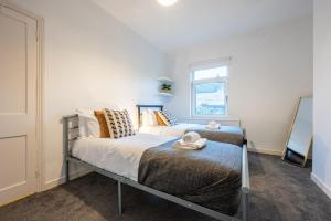 sypialnia z łóżkiem i oknem w obiekcie Dos Road by Tŷ SA w mieście Newport