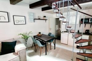 uma sala de jantar e cozinha com mesa e cadeiras em City Apartment in Göttingen em Göttingen