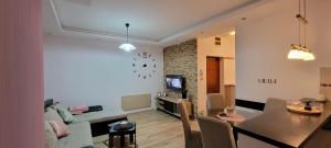 TV a/nebo společenská místnost v ubytování HIT Apartman