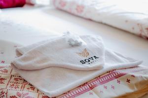 kilka ręczników na łóżku w obiekcie Penzión Sova Ždiar w Zdziarze