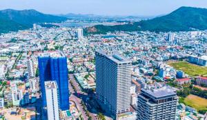 Pohľad z vtáčej perspektívy na ubytovanie FLC Sea Tower Quy Nhon - Tran Ocean View