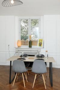 - une salle à manger avec une table et deux chaises dans l'établissement Appartement Le Saint-Pierre by La Boîte En Plus, à Senlis
