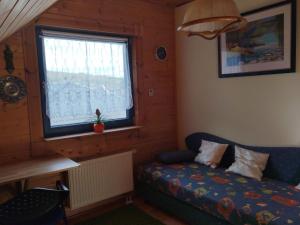 a small room with a couch and a window at Holzhausidylle am Steimel in Neunkirchen