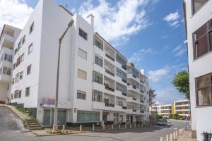 un edificio de apartamentos al costado de una calle en Apartamento Escadinhas, en Lagos