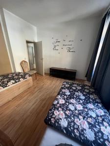 ein Schlafzimmer mit einem Bett mit Blumen an der Wand in der Unterkunft Elias 2 in Erfurt