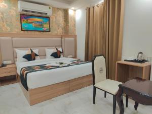 a bedroom with a bed and a desk and a chair at Hotel Decent Aerocity - Mahipalpur, Delhi Airport in New Delhi
