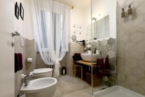 y baño con lavabo, aseo y ducha. en Tata B&B, en Roma