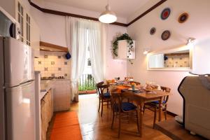 cocina y comedor con mesa y sillas en Tata B&B, en Roma