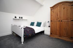 Posteľ alebo postele v izbe v ubytovaní Royal Oak House by Tŷ SA - 5 bedroom house