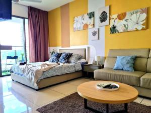 Kampong Sungai Ramal Dalam的住宿－LG Studio @ EVO SOHO WIFI NETFLIX，客房设有床、沙发和桌子。