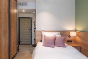 Letto o letti in una camera di Dve Kule Resort & Winery