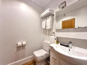 スランディドノにあるMin y Don Llandudnoの白いバスルーム(トイレ、シンク付)