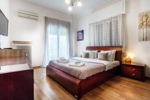 ein Schlafzimmer mit einem großen Bett und einem großen Fenster in der Unterkunft Gazi apartment with Acropolis views in Athen