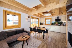 索爾察瓦的住宿－Cottage Osojnik - Alpine escape with Wellness，客厅配有沙发和桌子