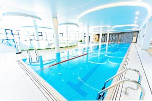 Bazén v ubytovaní Horyzont Apartamenty -Polanki AQUA- Strefa SPA z basenem i fitness studio, prywatny garaż alebo v jeho blízkosti