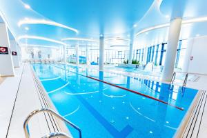 Bazén v ubytovaní Horyzont Apartamenty -Polanki AQUA- Strefa SPA z basenem i fitness studio, prywatny garaż alebo v jeho blízkosti