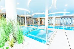 Bazén v ubytovaní Horyzont Apartamenty -Polanki AQUA- Strefa SPA z basenem i fitness studio, prywatny garaż alebo v jeho blízkosti