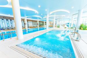 Bazén v ubytovaní Horyzont Apartamenty -Polanki AQUA- Strefa SPA z basenem i fitness studio, prywatny garaż alebo v jeho blízkosti
