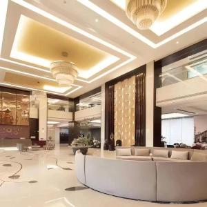 a lobby with a large lobbyasteryasteryasteryasteryasteryasteryasteryasteryasteryastery at Bosai Hotel Shanghai Hongqiao Railway Station National Convention and Exhibition Center in Shanghai