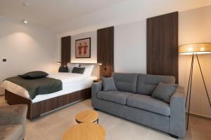 Letto o letti in una camera di Dve Kule Resort & Winery