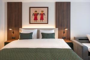 Letto o letti in una camera di Dve Kule Resort & Winery