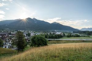 Blick auf eine Stadt mit Bergen im Hintergrund in der Unterkunft Hotel Bergland All Inclusive Top Quality in Seefeld in Tirol