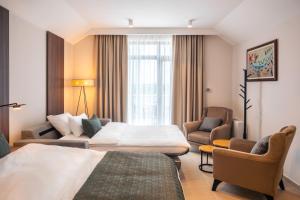 Letto o letti in una camera di Dve Kule Resort & Winery