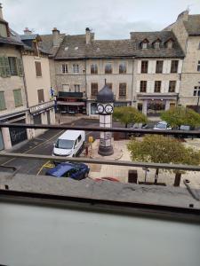 una torre del reloj en medio de una ciudad en La Cadisserie en Gévaudan en Marvejols