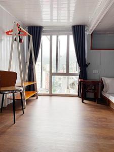 - une chambre avec des lits superposés et une grande fenêtre dans l'établissement Chân Mây Tam Đảo, à Tam Ðảo
