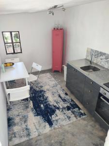 kuchnia ze zlewem i czerwoną lodówką w obiekcie Vivenda Montanha Apartment w mieście Alcaria