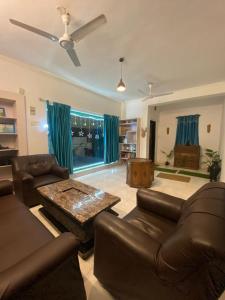 - un salon avec un canapé et une table dans l'établissement Greek Villa Baga beach with Private pool & Kitchen CW101, à Baga
