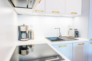 Kuchyňa alebo kuchynka v ubytovaní Horyzont Apartamenty -Polanki AQUA- Strefa SPA z basenem i fitness studio, prywatny garaż