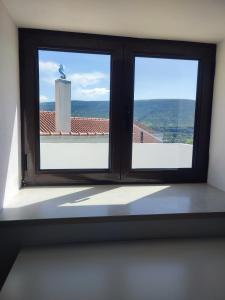 okno w pokoju z widokiem na dach w obiekcie Vivenda Montanha Apartment w mieście Alcaria