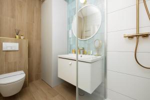 Kúpeľňa v ubytovaní Horyzont Apartamenty -Polanki AQUA- Strefa SPA z basenem i fitness studio, prywatny garaż