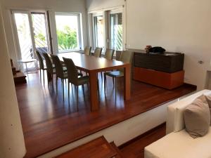 sala de estar con mesa de comedor y sillas en Villa degli Azzurri, en Roma