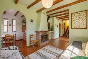 sala de estar con chimenea y mesa en Casita de la Huerta, en Granada