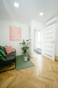 - un salon avec un canapé et du parquet dans l'établissement Godiland Apartment, à Prague