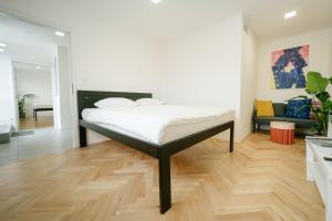 - une chambre avec un lit et un salon dans l'établissement Godiland Apartment, à Prague
