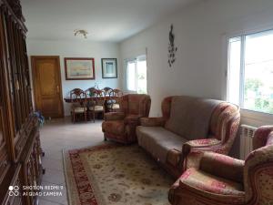 Posedenie v ubytovaní Spacious House with Garden in Touro – Family-Friendly