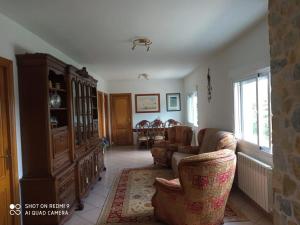 Posedenie v ubytovaní Spacious House with Garden in Touro – Family-Friendly