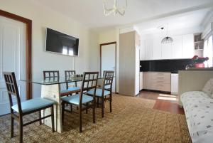 Η κουζίνα ή μικρή κουζίνα στο Apartamento con terraza en el entorno de Sanxenxo +15 φωτογραφίες