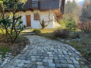 a stone path in front of a house at Ferienwohnung Kity mit Terrasse und Bergblick in Grainau
