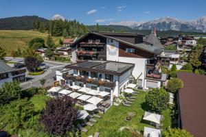 eine Luftansicht eines Resorts mit Bergen im Hintergrund in der Unterkunft Hotel Bergland All Inclusive Top Quality in Seefeld in Tirol